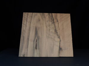 Plaque en noyer américain ondé 210 × 225 × 5,7 mm – Pièce unique