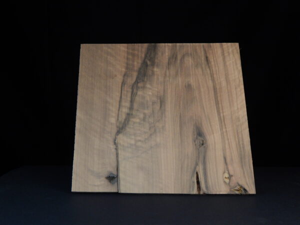 Plaque en noyer américain ondé 210 × 225 × 5,7 mm – Pièce unique