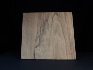 Plaque en noyer américain ondé 210 × 225 × 5,7 mm – Pièce unique